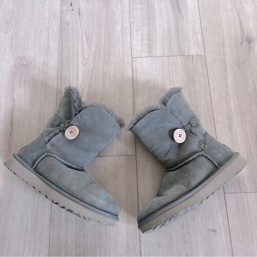 UGG Australia Women's Bailey Button II Boot Size 6, Eucalyptus Spray